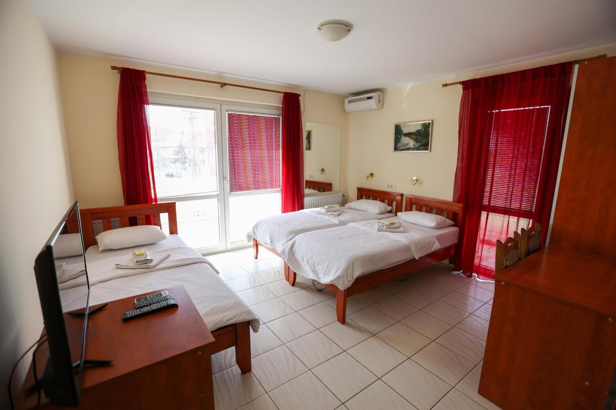 Marex Centar Hotel Jabuka Ngoại thất bức ảnh