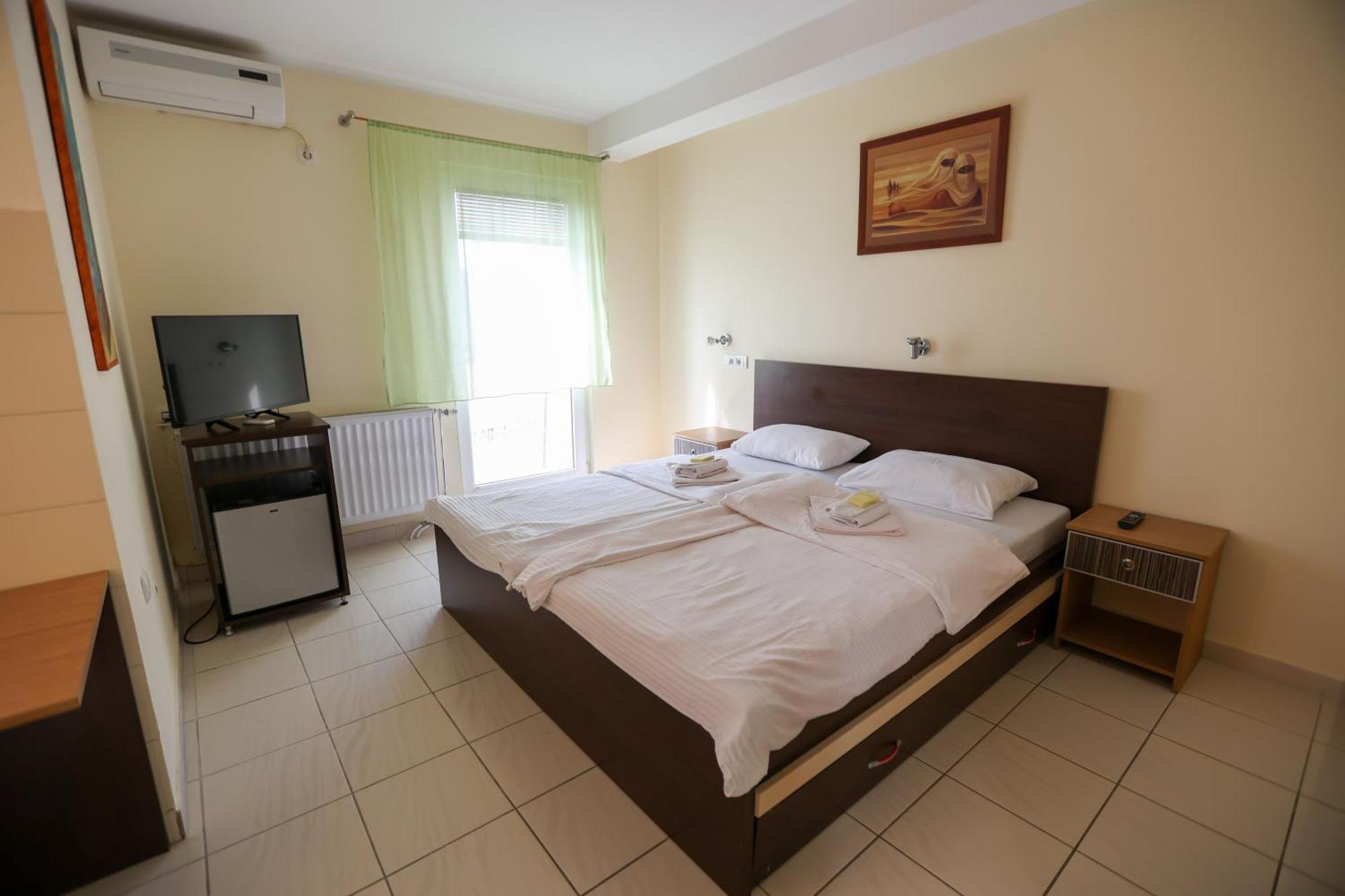 Marex Centar Hotel Jabuka Ngoại thất bức ảnh